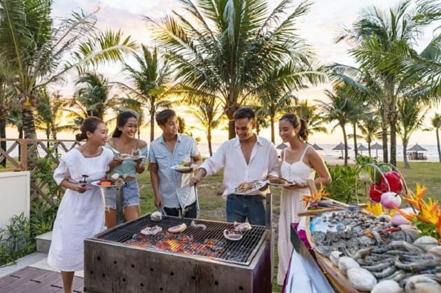 Chọn các khách sạn có sân vườn để thưởng thức BBQ, tránh tình trạng xô bồ chen lấn