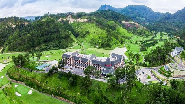Swiss-belresort Tuyền Lâm nằm trọn giữa rừng thông sở hữu tòa lâu đài Pháp và sân golf