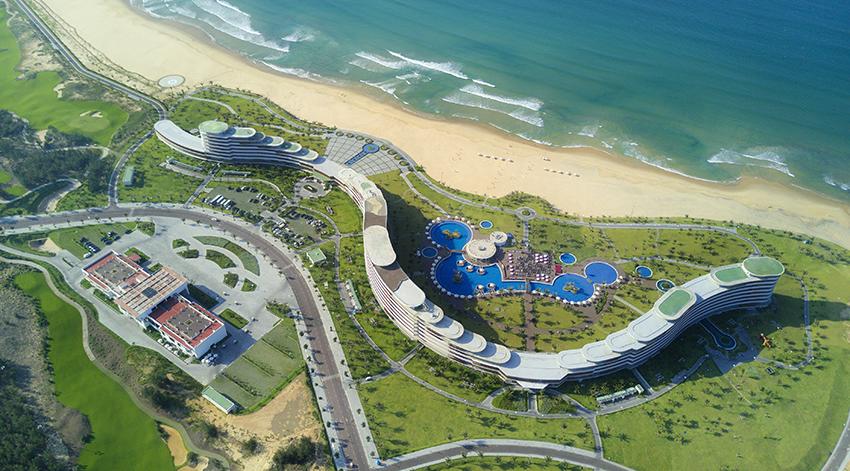 FLC Quy Nhơn nhìn từ trên cao tựa như một con rồng đang nằm bên bờ biển. Ảnh ST