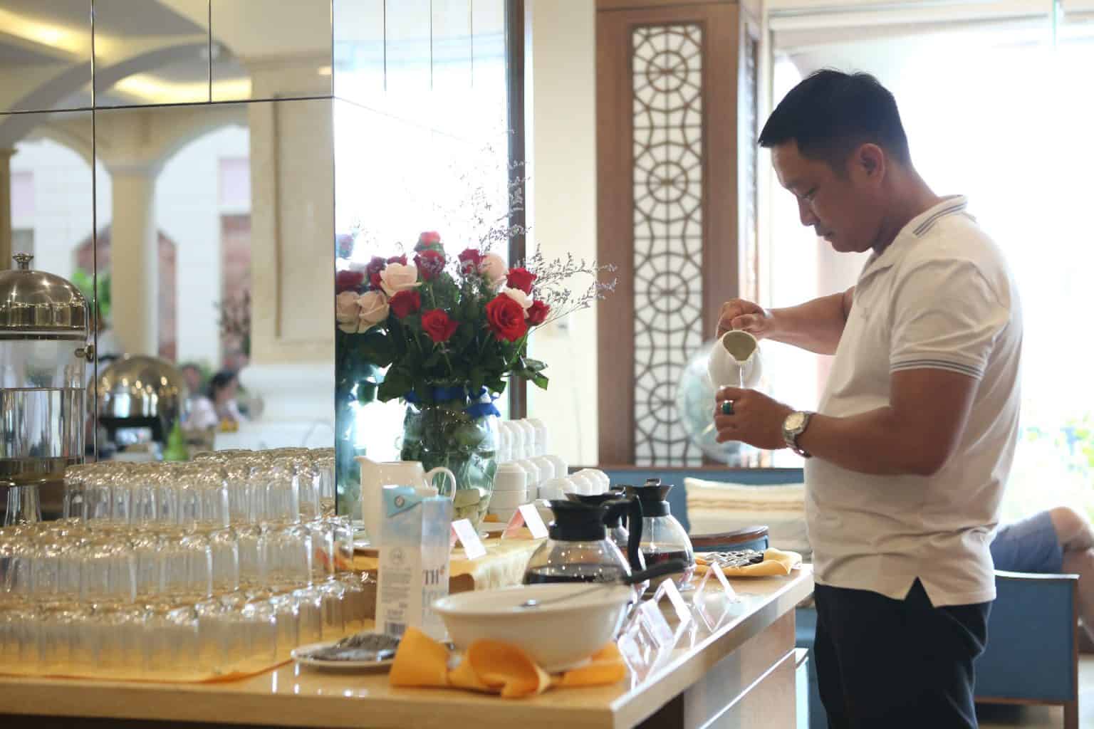 Quầy buffet phục vụ đầy đủ các món ăn và thức uống thơm ngon. Ảnh: Công Đoàn Phú Yên