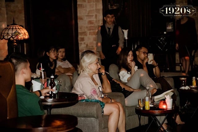 Quán bar mang âm hưởng cổ điển như tên gọi của nó Quán bar mang âm hưởng cổ điển như tên gọi của nó