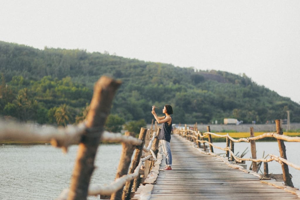 Cây cầu cũng là địa điểm thu hút các bạn trẻ đến chụp hình. Hình: Sưu tầm