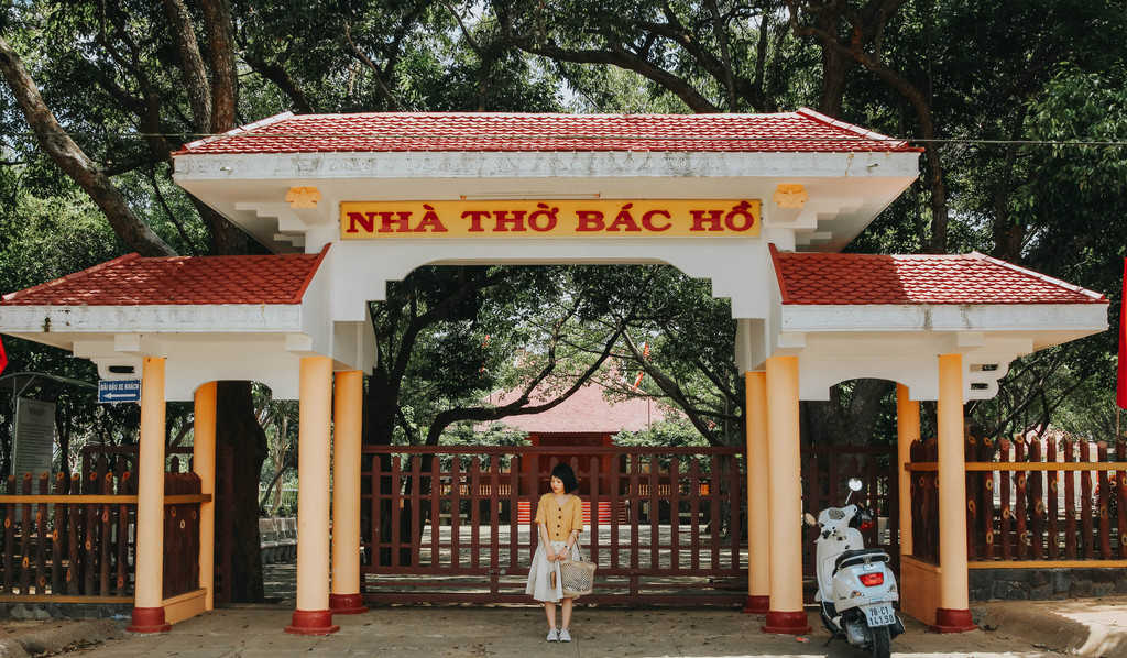 Bên ngoài nhà thờ Bác Hồ. Hình: Hoàng Linh Hà